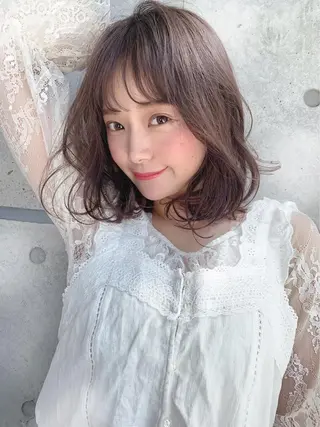 ミディアム カラー レイヤーカット 透明感カラーのヘアスタイル