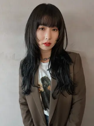 セミロング ブリーチカラー アンブレラカラーのヘアスタイル