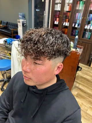 ミディアム パーマ メンズ 鶴田 将清のヘアスタイル