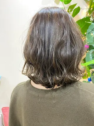 ミディアム カラー パーマ 佐治 梨乃のヘアスタイル