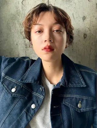 ショート ブリーチカラー/ブロ ンドレイヤーカットのヘアスタイル