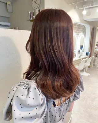 ミディアム カラー 佐々木 雪菜のヘアスタイル