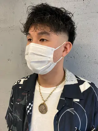 パーマ メンズ 顔まわりレイヤー デザインカットのヘアスタイル