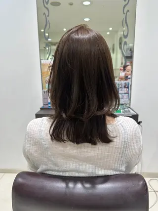 ミディアム レイヤー 艶々カラーのヘアスタイル