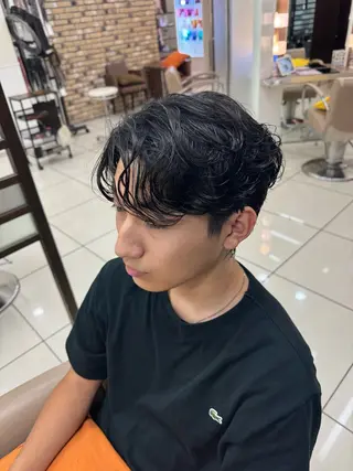 メンズ メンズ特化シャドウパ ーマラウンドマッシュのヘアスタイル