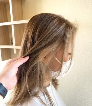 セミロング カラー 中川 茜里のヘアスタイル