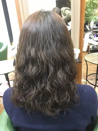 ミディアム パーマ SHIORI💜口コ ミNo.1艶カラーのヘアスタイル