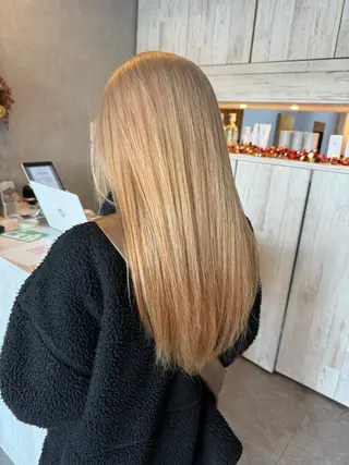 カラー Bish Yanaのヘアスタイル