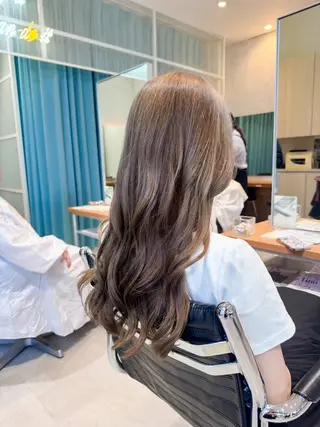 ロング 黒木日那/髪質改善/ モテカラー/レイヤーのヘアスタイル