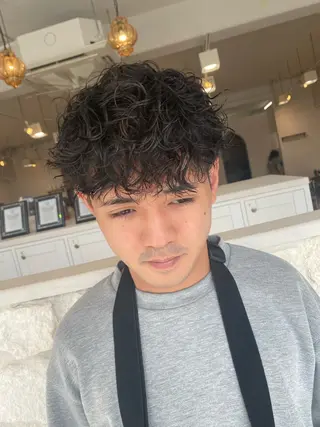 ショート パーマ メンズ 饒平名 知也のヘアスタイル