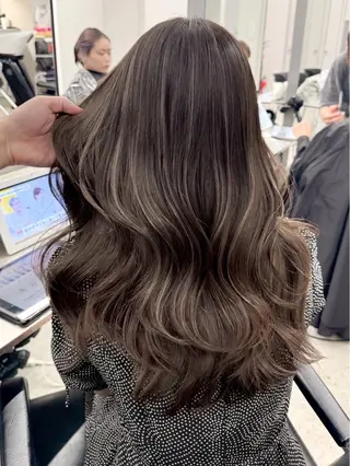 ロング カラー 新實 ゆりあのヘアスタイル