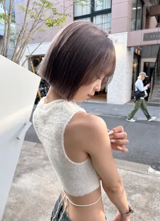 ショート カラー ハイトーンボブ 前田 表参道 グレージュのヘアスタイル