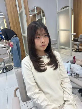 セミロング かなこ／重めレイヤー ／透明感カラーのヘアスタイル