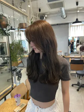 ロング カラー ミルクティー× グレージュMOMOのヘアスタイル