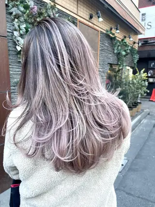 ロング カラー 白髪ぼかしハイライト バレイヤージュヤマトのヘアスタイル