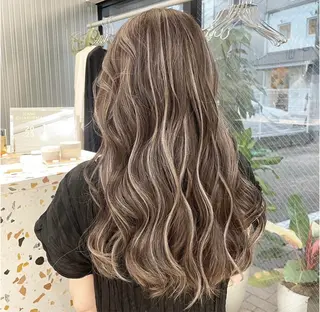 ロング ミルクティーベージュ オリーブグレージュのヘアスタイル