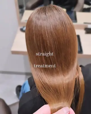 セミロング 縮毛矯正をしている人 のためのカラーのヘアスタイル