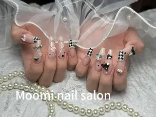 セミロング 長さだし専門店 Moominのネイルデザイン