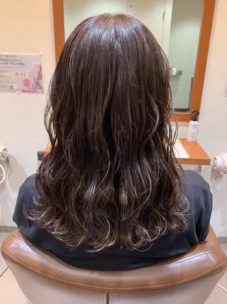 セミロング カラー パーマ 蓮見  友里のヘアスタイル