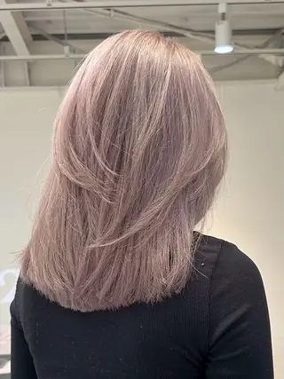 セミロング HIKARI ブリーチ/ハイトーンのヘアスタイル