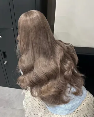 ロング カラー サキ🤍ハイトーン 🩰くびれ巻きヘアのヘアスタイル