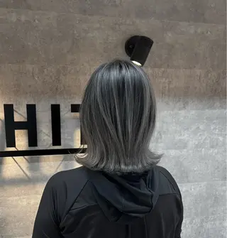 ミディアム カラー _WHITE 若狭のヘアスタイル