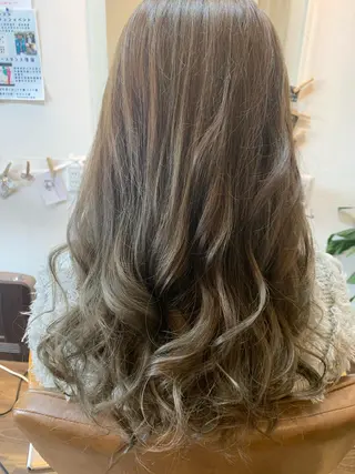 ロング カラー 石川 奈緒子のヘアスタイル