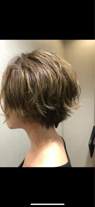 ショート SHIORI💜口コ ミNo.1艶カラーのヘアスタイル
