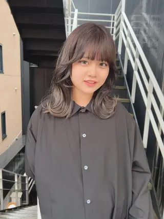 ミディアム 韓国🇰🇷レイヤー カットオリーブカラーのヘアスタイル