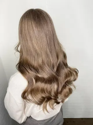 ロング 横浜🦋ハイトーン 🫐シャドウルーツのヘアスタイル