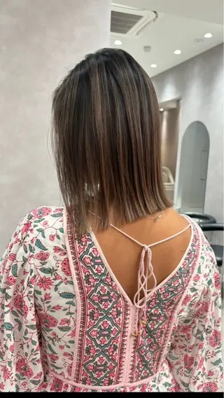 ミディアム ブリーチ/ハイトーン /大人バレイヤージュのヘアスタイル