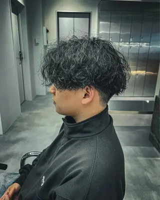 ショート パーマ メンズ ⚡メンズパーマフ ェードカットTomyのヘアスタイル