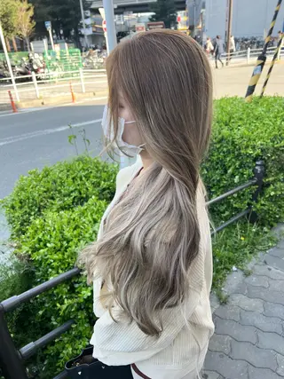 カラー mimiiy梅田 中崎町ハイトーンのヘアスタイル