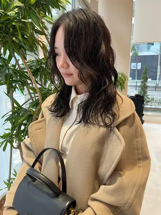 ミディアム パーマ ミオ💎ショート 透ける暗髪のヘアスタイル