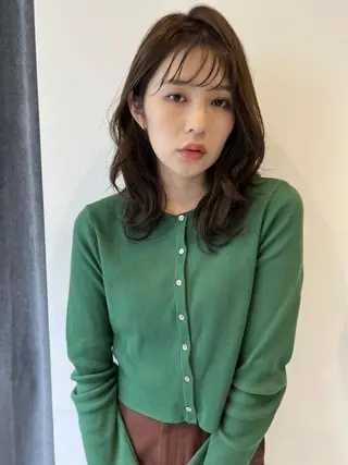セミロング カラー newi銀座オオクラ ホユギのヘアスタイル