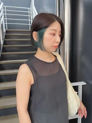 ショート 韓国🇰🇷レイヤー カットオリーブカラーのヘアスタイル