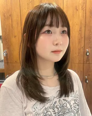 セミロング カラー 海外レイヤー/赤み 消しカラー/上原聖奈のヘアスタイル