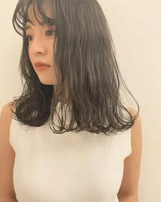ミディアム カラー ハイトーンボブ 前田 表参道　グレージュのヘアスタイル