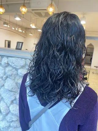 セミロング パーマ 饒平名 知也のヘアスタイル