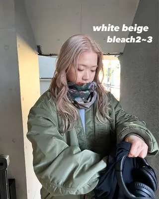 カラー ミルクティーベージュ ブリーチ🖤サヤカのヘアスタイル