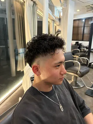 ショート パーマ 海瑠万／メンズパーマ ／ブリーチ／フェードのヘアスタイル