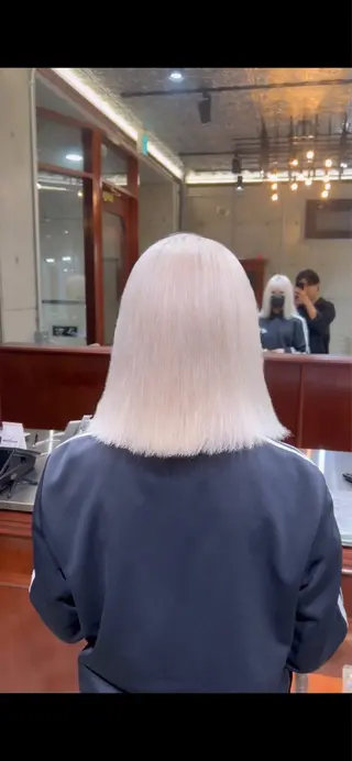 ミディアム カラー 閼伽井 誇和のヘアスタイル