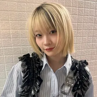 ショート カラー おしゃれハイトーン 💗AKARIのヘアスタイル