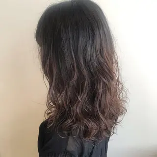 ミディアム パーマ MIOベージュカラー 柔らかいカラーのヘアスタイル