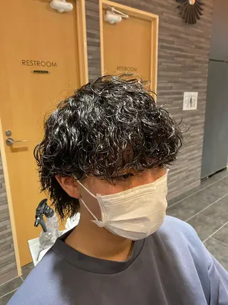 パーマ メンズ 尾崎 優也のヘアスタイル