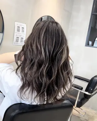 セミロング カラー リサ tonieのヘアスタイル