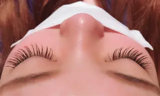 マツエク・マツパ UMEDA FIGAROのヘアスタイル