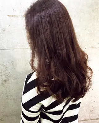 ロング 秋月 亜耶のヘアスタイル