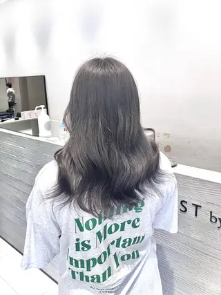 セミロング カラー サキ🤍ハイトーン 🩰くびれ巻きヘアのヘアスタイル