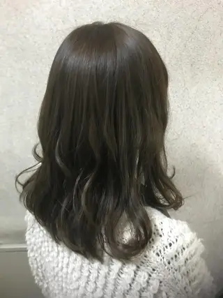 ミディアム カラー 小栗 麻衣のヘアスタイル